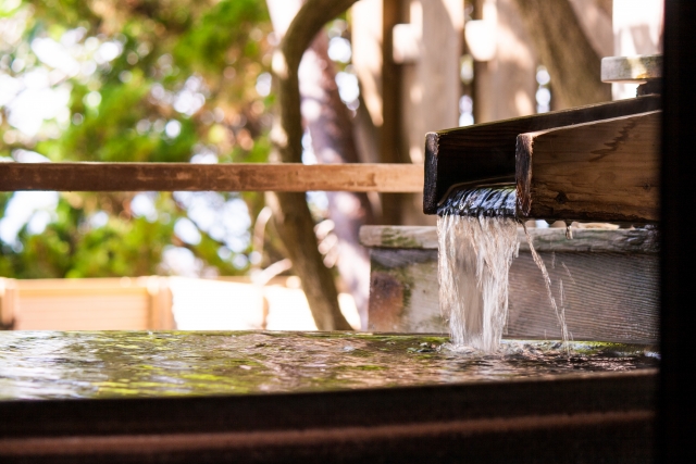 Visiting an Onsen in Japan: What First-Time Visitors Should Know Washing stations with stools and taps before entering an onsen bath