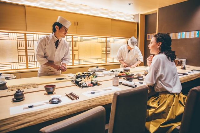 Cash, Cards and IC Cards: How Payments Work in Japan Traveller paying at a counter in Japan