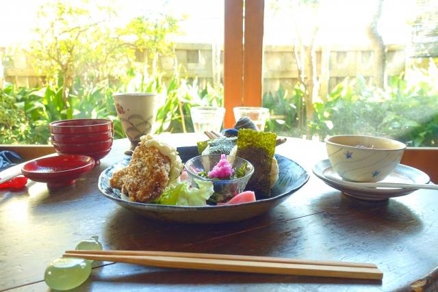 How to Enjoy a Rainy Day in Japan: Ideas for Travellers A cafe meal on a wooden table beside a window looking out to greenery