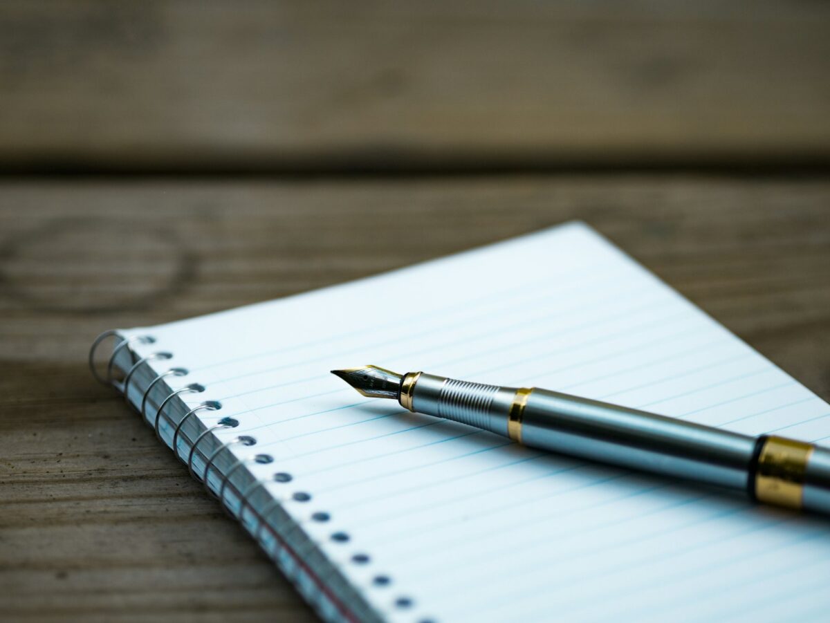 Learning Japanese with a Native Japanese Teacher in London (Taught in English): What to Expect A fountain pen resting on a spiral notebook