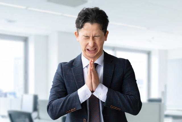 “Sumimasen” in Japan: The One Japanese Word Every Traveller Should Know A businessman with his hands pressed together and eyes shut in an apologetic gesture